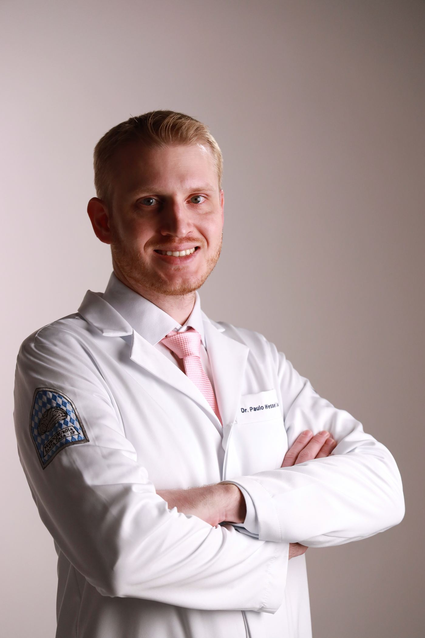 Dr. Paulo Xander com o jaleco da Neurocirurgia da Santa Casa de São Paulo